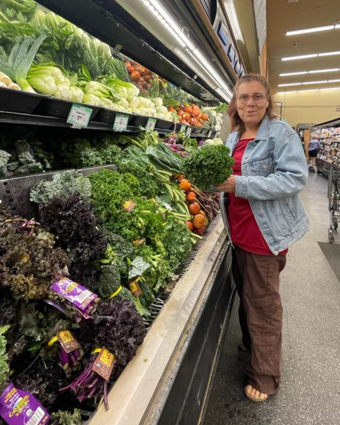Maricruz eligiendo verduras frescas